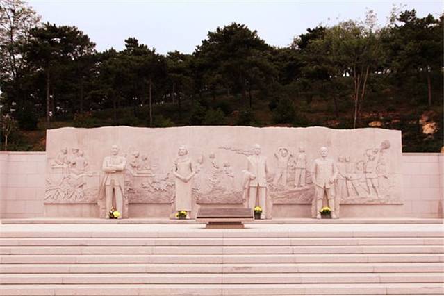 无名英雄纪念广场  北京西山无名英雄纪念广场占地3000平方米,为纪念