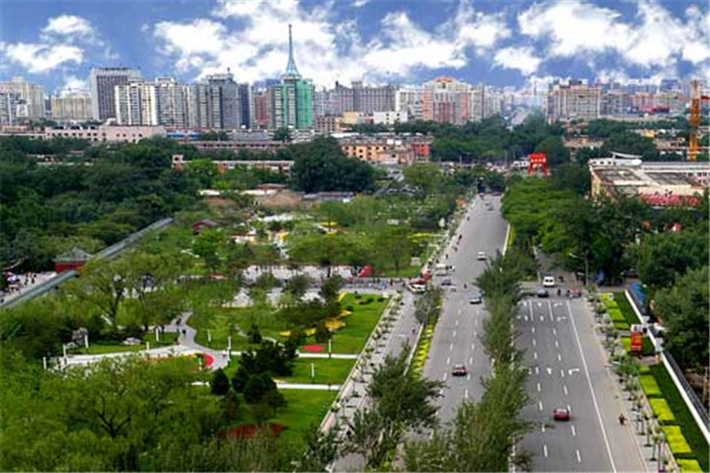 北二环城市公园位于北京市北二环从旧鼓楼大街到雍和宫桥南侧一段,和老北京城的旧城边界相重合,是北京最窄的城市公园。整个公园全长两公里,宽度却仅有25米,如同一条狭长的绿飘带。 园内南侧的古建一条街排列着36个院落及单体建筑,有四合院、门楼、小庙等,许多古建的顶梁柱和部分砖瓦都是原来旧房拆除遗留下来的。园内绿化极好,春天的时候开满了五颜六色的花,还有不少雕塑,精致极好,还有适合小朋友玩的滑梯等设施,非常适合周边的市民休闲娱乐。