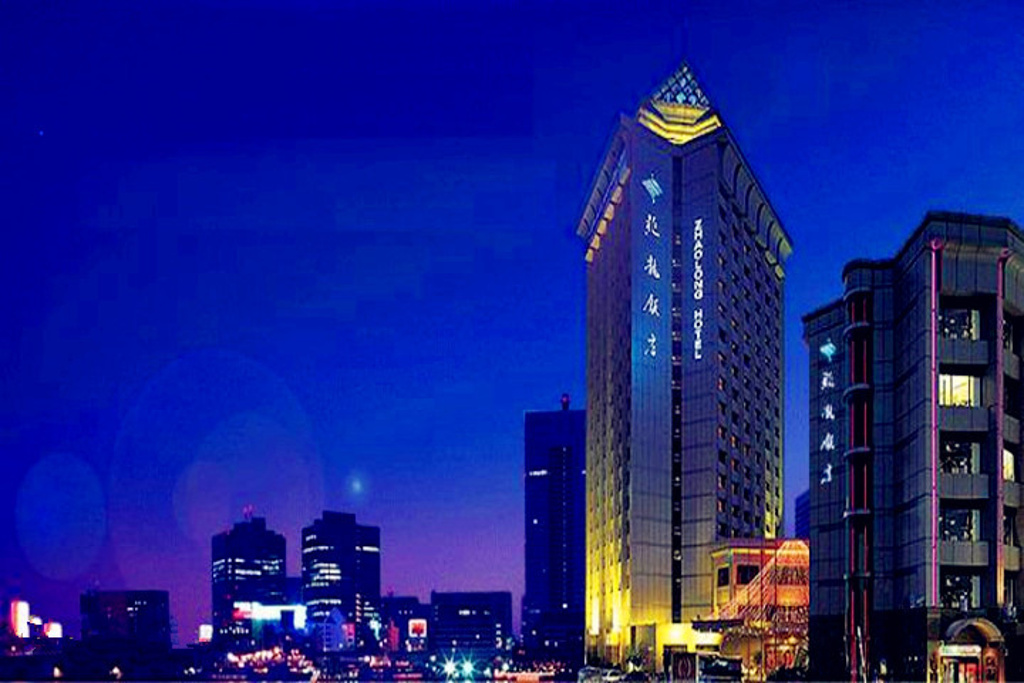 兆龙饭店位于东三环的五星级豪华饭店,1985年开业,2002年重新装修,楼