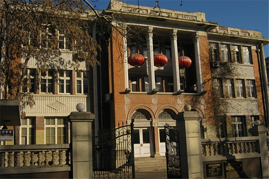 睦南道28号的罗马柱意式公馆为李叔福旧居。李叔福为早年天津八大家之一李善人的后代,北洋政府总统曹锟的侄女婿。该楼为李叔福于1937年建造的私人住宅。砖木结构,混水墙面,一楼正立面设有三个拱形大门,二楼设有大型露台,有四棵六角形立柱,柱头为科林新式雕花。整座楼风格简洁、古朴。