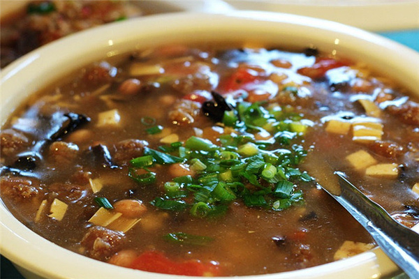 胡辣汤,又名糊辣汤,是北方早餐中常见的汉族传统汤类名吃,也是洛阳