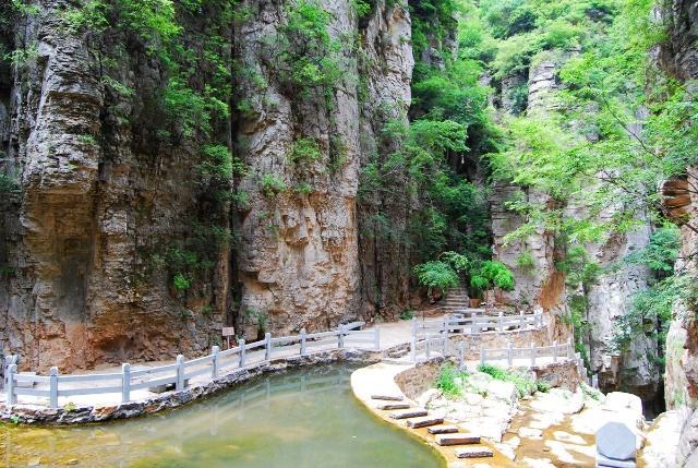 河南跑马岭地质公园位于河南省历史文化名城卫辉市狮豹头,总面积一万