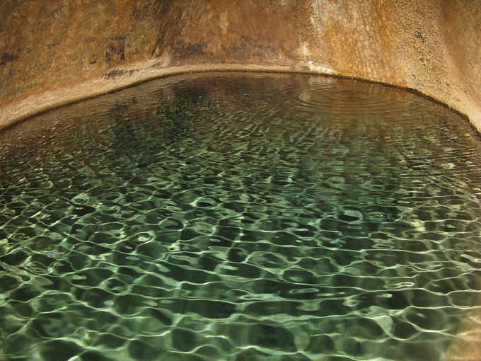 一年水位都没有太大变化的圣水池