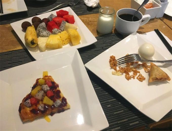 今天睡到了9点多钟起床下楼去酒店的自助餐厅吃早餐,我们吃到了1个多