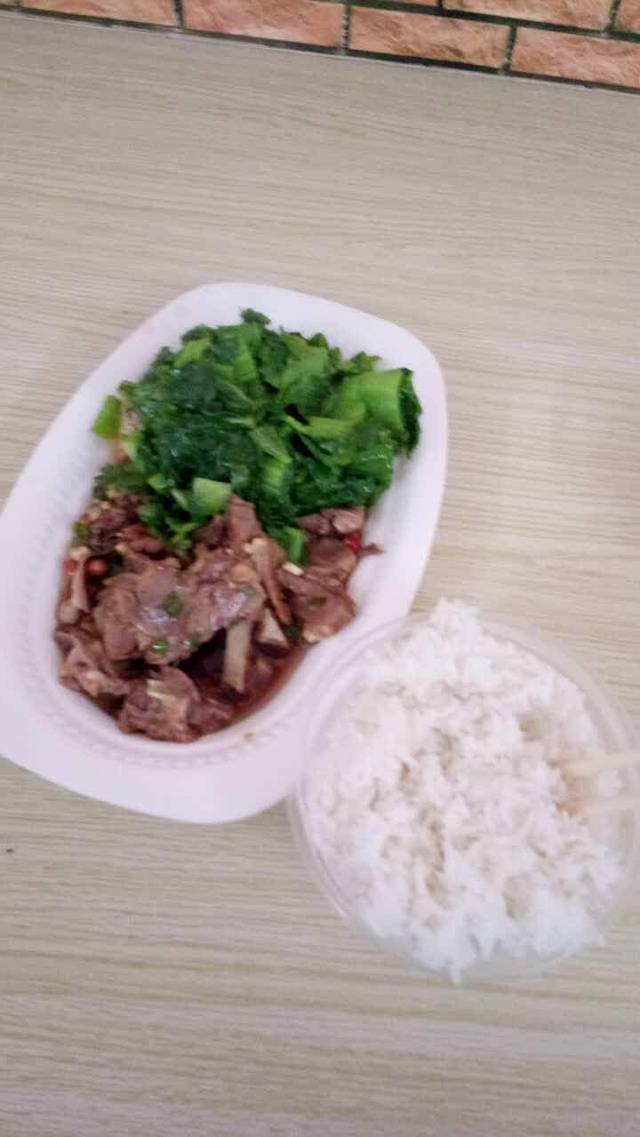 鸭  特色:扣肉煎鸡蛋套餐饭 白切鹅肉饭 白切猪耳朵饭 白切隔山肉饭