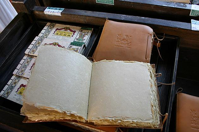 纳西手工东巴纸坊