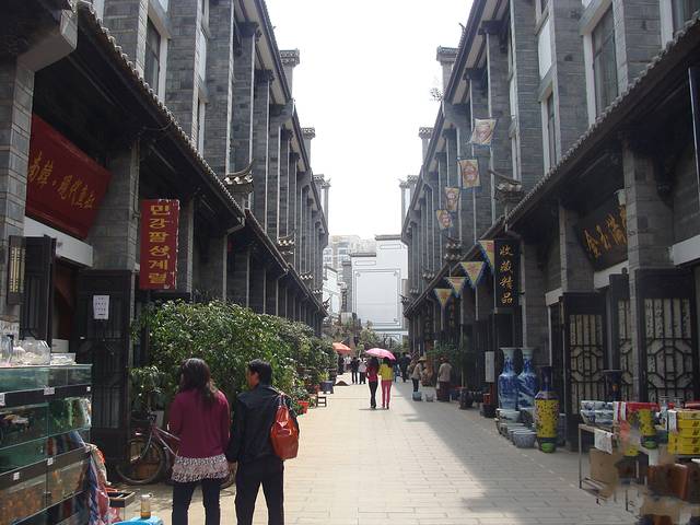昆明景星亍馬家大院老房子圖片_裝裝修 在昆明的第一站,是昆明世博園花鳥市場,一個老同學的媽媽開車帶著我們穿越半個昆明到了這里,大家一起度過了難忘的一天時光。太好玩兒讓我對它念念不忘,后來還一直想著要再去,結果沒找對地兜了好大的圈子。世博園花鳥市場內最多的是翡翠首飾店,有翡翠毛料交易市場,雖然很貴,但也很好看。花鳥市場里面還有很多的珍奇花卉,美麗可愛的鳥類,還有珍貴的魚類,還有4w一條的金龍魚。花鳥市場里面非常大,東西非常多,不管你喜歡什么,在這里都能夠找到,完全適合各個年齡各個行業的所有人士。 以下是摘自網絡的一段介紹,比較詳細(世博花鳥市場