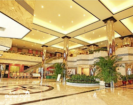 该深圳今日团购导航的商品是【钻石地段，超豪华礼遇】仅368元，原价580元深圳京基晶都酒店豪华大床房/豪华双床房1晚住宿＋矿泉水2瓶！酒店位于深南大道旁，信步可达深圳大剧院、邓小平画像广场、地王、京基100、东门，罗湖口岸近在咫尺！