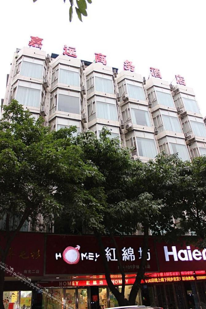 距离南充火车/城北汽车站站仅8-10分钟车程.