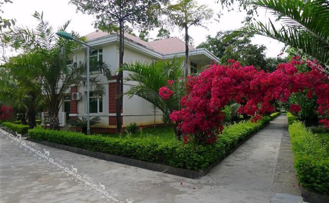 具有25栋欧式建筑风格的庭院式别墅,1栋综合办公大楼.