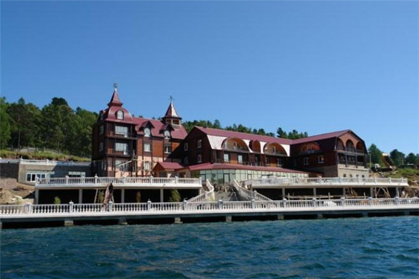 入住奥利洪岛上特色的旅游基地木屋酒店