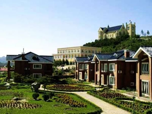 北京山林民俗度假村位于密云县山青水秀的密云水库西畔,距京城75公里,交通便利。度假村占地300亩,建有北方民宅区、情侣木屋区、欧美别墅区;蒙古包、小木屋、彩色别墅、傣家竹楼等新颖别致,各具特色。 度假区内还有一座山,山上绿意葱茏,有松林、杂树、野草、山花等,供游人赏玩。在度假村的北方民宅区,客房内配有传统的厨房、炊具,门前专门辟有小块菜园,可以切身体验到北方农家的日常生活,感受春种秋收的田园之乐。