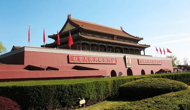 第一次去北京逛天安门和故宫的时候并不知道天安门城楼也可以上去的,莫非前几年并没有开放,一直觉得能够上天安门城楼上是一件特别骄傲的事情,毕竟那里可是站过很多国家领导人的地方啊,今生不得见到这些大咖至少和他们曾经站在同一片土地上也是令人激动的事情呀。这一次去也是没有料想到可以上去的,从天安门广场进去的时候看到有人进去就很好奇,于是打听了一下是可以进去的,就赶紧去买票了。