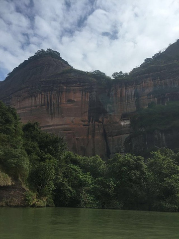 "山上可以完整地看到丹霞山地貌，很壮观。PS:门票一定要保管好，每进一个景点都要检查门票，按指纹_丹霞山"的评论图片