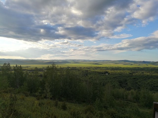 "傍晚太阳的余晖撒在湿地上，泛着金光，远处的草地山峦相辉映，层层叠叠，让人不禁感叹大自然的美_额尔古纳湿地冰泉度假小镇"的评论图片