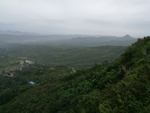 "最终到达山顶，风景超级棒，可能是下雨的原因，远望都是连绵的上山和云，非常美。山顶的表演很精彩，没看够_天上王城景区"的评论图片