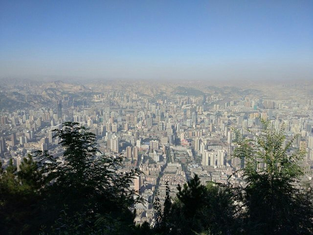 五泉山是兰州最有名的景点,位于城关区,五泉山的山顶兰山是兰州市区的
