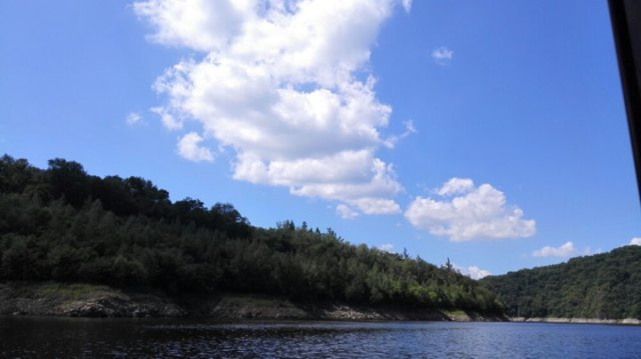 "强烈推荐乘坐游船，景色美翻了，据了解雪山飞湖是长白山天池的水汇集而成的，蓝天白云碧水景色宜人，..._雪山飞湖"的评论图片