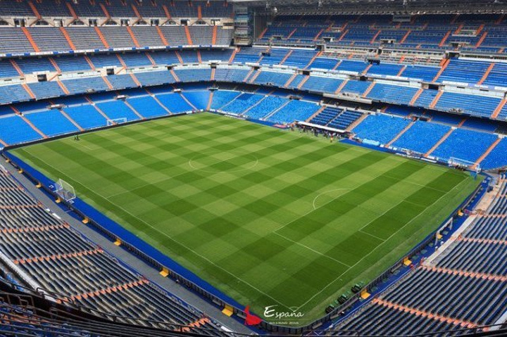 首先登上球场最高处让弘大的球场给你一个全景的震撼沿台阶下楼进入