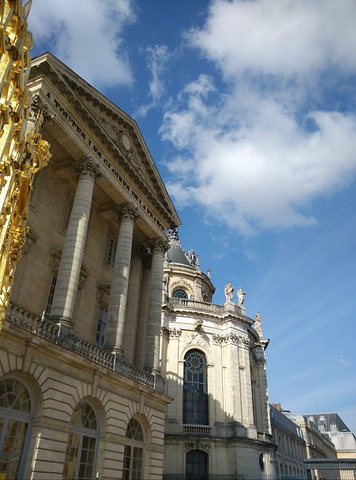 法兰西王宫的凡尔赛宫这片建筑大都为巴洛克和洛可可式风格极其华丽除