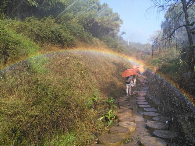 "滑草看上去一般，但是那一瞬间还是挺好玩的。适合带着小孩来玩，景区东西就分几个板块，收费项目不多也便宜_雪山彩虹谷旅游区"的评论图片