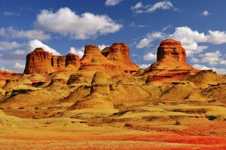 他是经历漫长的风蚀自然而形成的,在魔鬼城可以看到那酷似城堡,佛塔