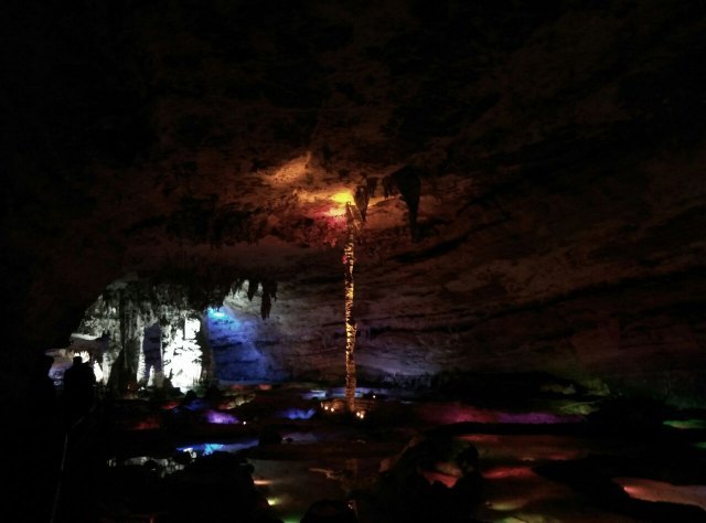 十二背后地下裂缝景区