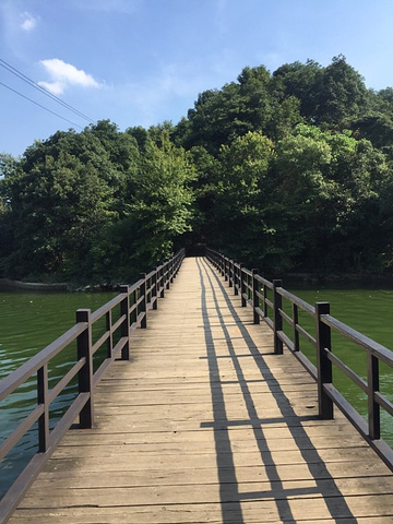 仙女湖景区的湖水非常漂亮,环境也很优美,景色也很漂亮,除了自然风光