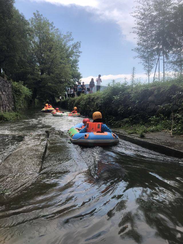 安吉余村荷花山峡谷漂流