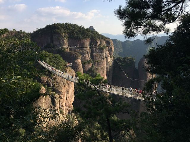 "景色不错，无奈节日期间游客众多，上山时等缆车等了三个小时才坐上，下山的时候等着坐缆车，被告知要..._神仙居"的评论图片