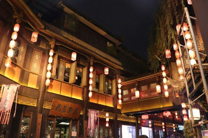来成都必去的锦里古镇夜景很美晚上游客很多锦里很大商业气息的街道