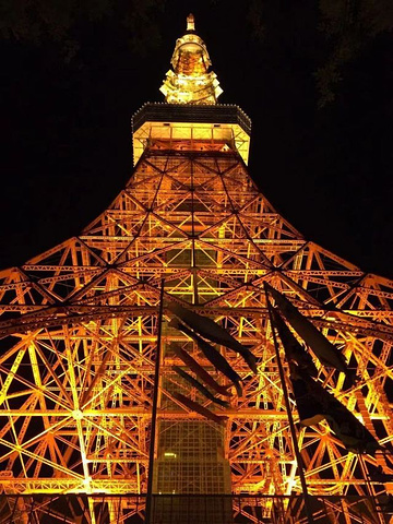 東京塔誕生以前,世界上第一高塔是法國巴黎的埃菲爾鐵塔,但東京塔超過