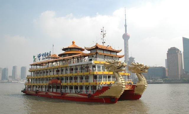 两座大桥,象两条巨龙横卧于黄浦江上,中间是东方明珠电视塔,正好构成