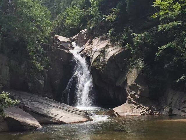 "还不错，风景挺美的，人也不多，挺安静的，就是在途中要经过两个地方，是木头绑一起的小桥，但是木头又不平_大别山瀑布群"的评论图片