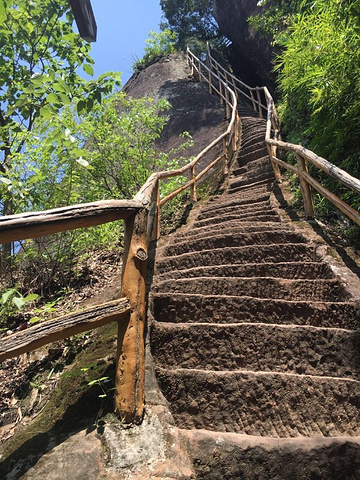 "不过站在峰顶远眺整个丹霞山真的很美啊，山上好多松鼠，下山之后再坐竹筏沿水路观赏，最后去阳元山走..._丹霞山"的评论图片