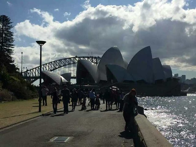 "悉尼歌剧院独特的贝壳型屋顶建筑，使它成为悉尼的地标性建筑，也是举世闻名，洁白光亮的贝壳型墙体在..._悉尼歌剧院"的评论图片