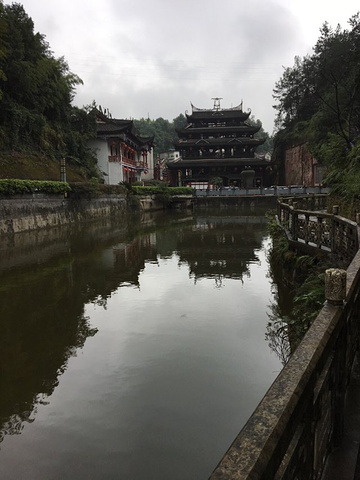 "土司城遗址占地面积很大，有民族特色的建筑物，还有微缩版长城一样的土司城墙_恩施土司城"的评论图片