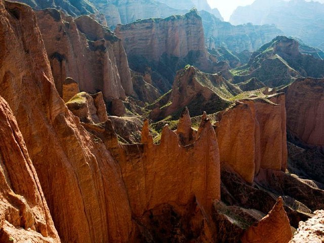 由于地壳运动,风化,雨蚀等地质作用,形成了以黄色砂砾岩为主,造型千姿