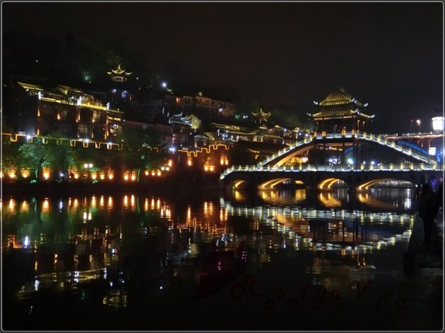 "沱江上很明显的能看到虹桥风雨楼，吊脚楼非常有湘西的特色，晚间另有一番风味，看着人群走过的时候最有感觉_虹桥风雨楼"的评论图片