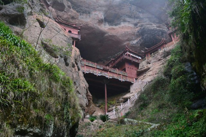 甘露寺是个建在悬崖上的悬空寺,下面只有一根木棍支撑,这么久的岁月都