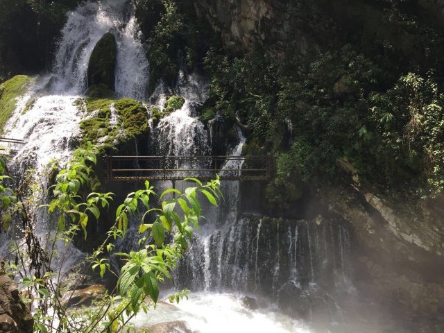 大漕河温泉瀑布