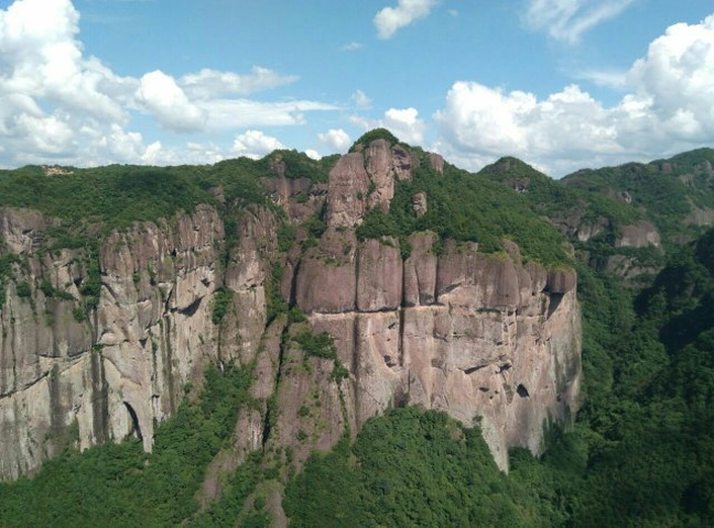 神仙居位於仙居白塔鎮是仙居風景名勝區內最主要的一個景點分南門北門