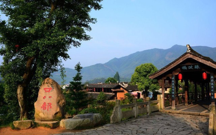 同周莊,南潯,烏鎮等著名古鎮相比,廿八都依然是藏在