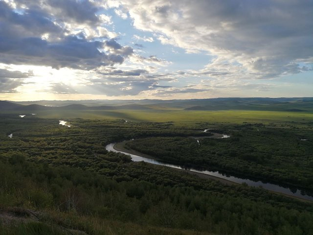 "傍晚太阳的余晖撒在湿地上，泛着金光，远处的草地山峦相辉映，层层叠叠，让人不禁感叹大自然的美_额尔古纳湿地冰泉度假小镇"的评论图片