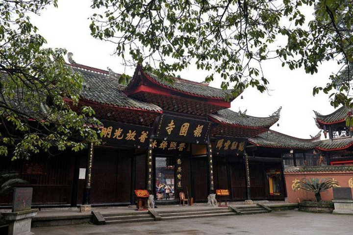 的好,幽静,加上周边的草木,还有新鲜的空气,一个字,美_报国寺"的