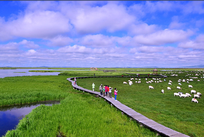 花湖经典的时间是在五六月份,湖畔五彩缤纷,好像云霞委地,而湖中则开