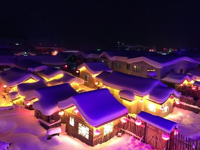 虽然有点商业化,但是不可否认,雪乡真的漂亮,那里的雪白净