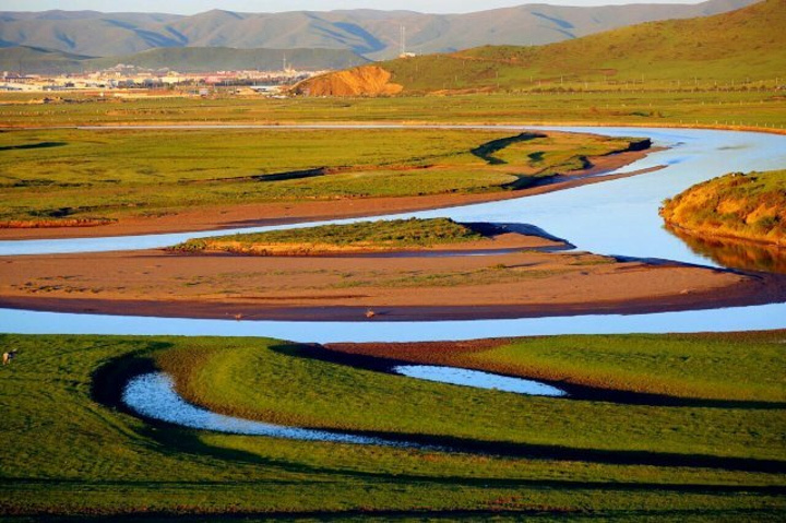 红原月亮湾风景区位于红原县城3公里处的安曲牧场距离若尔盖县城148