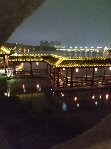 "白天转过才发现夜景的美，当天下着雨，很冷，倒是听着船上的讲解，看着河两岸的灯光，感觉不错_凤城河画舫游船"的评论图片