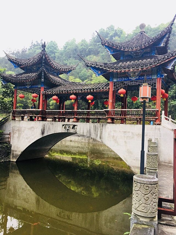 "心情就像下雨天☔️一样不美丽……_恩施土司城"的评论图片